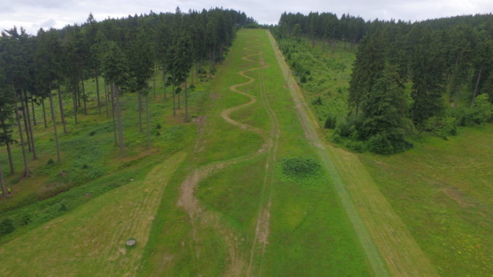 Sjezdovka Šerlišský Mlýn Deštné v Orlických horách ze dronu