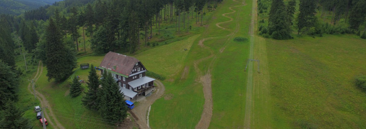 Skiareál Šerlišský Mlýn Deštné v Orlických horách ze dronu