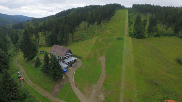 Skiareál Šerlišský Mlýn Deštné v Orlických horách ze dronu