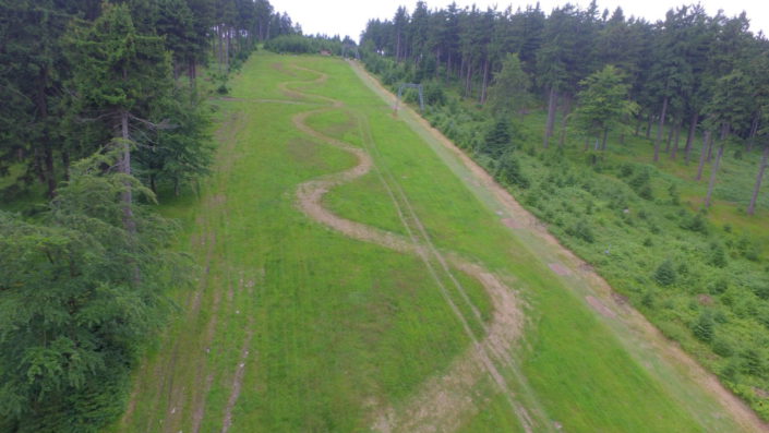 Skiareál Šerlišský mlýn Deštné v Orlických horách ze dronu